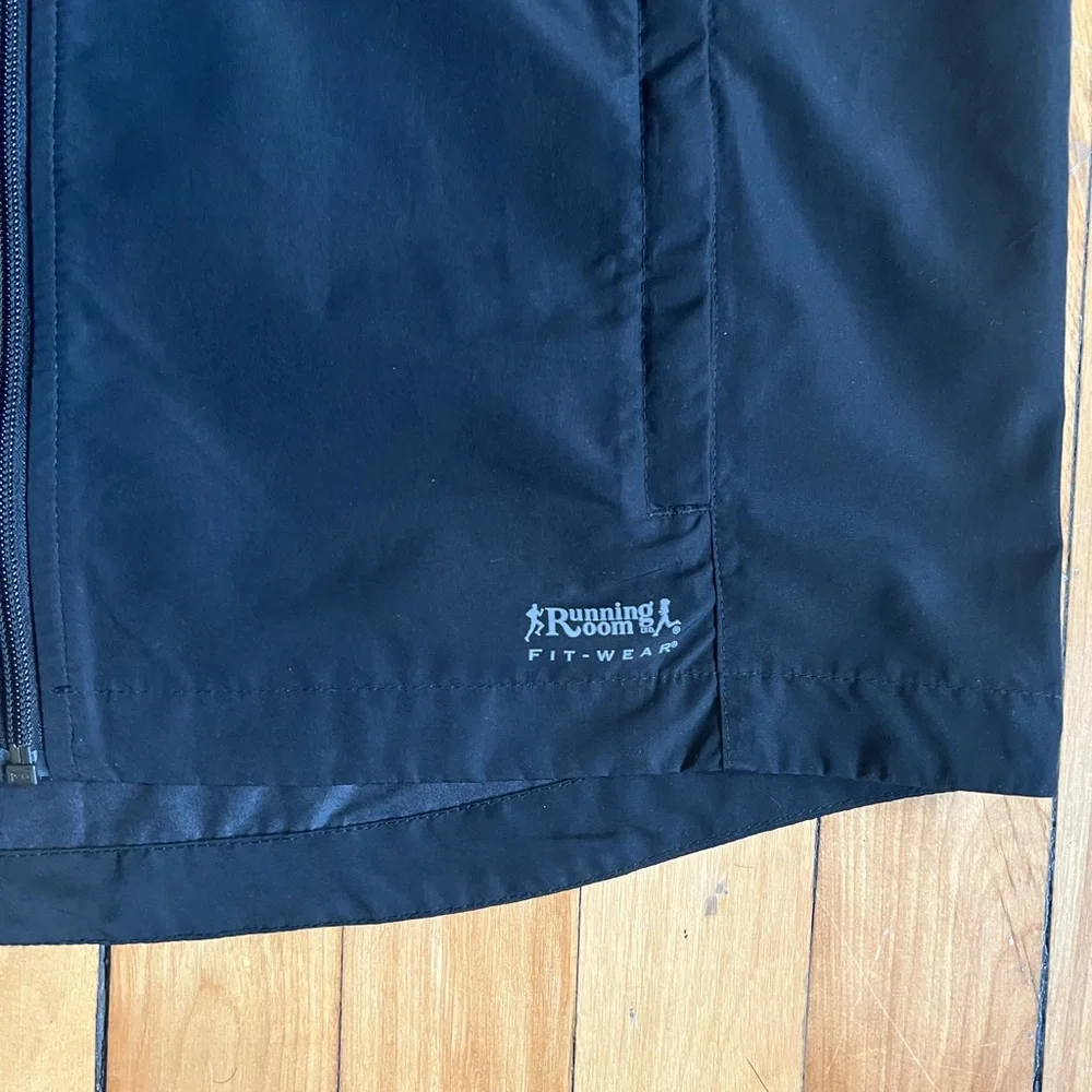 RUNNING ROOM SLEEVELESS RUNNING JACKET - Picture 2 of 5